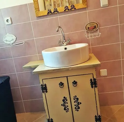 Vintage Stone House Eldo With Jacuzzi, In Podaspilje, Holiday home