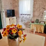 Vintage Stone House Eldo With Jacuzzi, In Podaspilje, 別荘 オミシュ