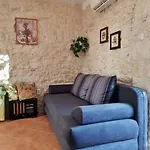 Vintage Stone House Eldo With Jacuzzi, In Podaspilje, 別荘 オミシュ