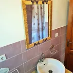Vintage Stone House Eldo With Jacuzzi, In Podaspilje, 別荘 オミシュ