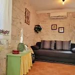 Vintage Stone House Eldo With Jacuzzi, In Podaspilje,