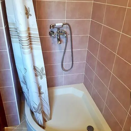 Vintage Stone House Eldo With Jacuzzi, In Podaspilje, Casa de Férias