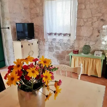 Vintage Stone House Eldo With Jacuzzi, In Podaspilje, Casa de Férias Omiš
