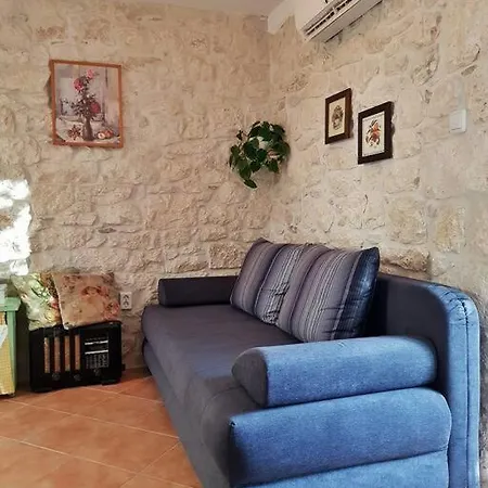 Vintage Stone House Eldo With Jacuzzi, In Podaspilje, Casa de Férias Omiš