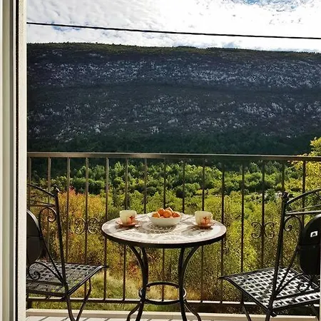 Casa de Férias Vintage Stone House Eldo With Jacuzzi, In Podaspilje, Omiš