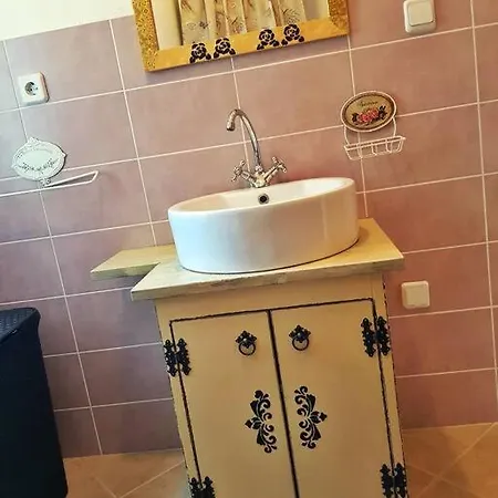 Vintage Stone House Eldo With Jacuzzi, In Podaspilje, Casa de Férias