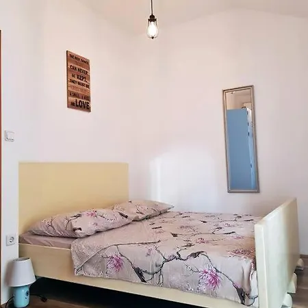 Casa de Férias Vintage Stone House Eldo With Jacuzzi, In Podaspilje, *
