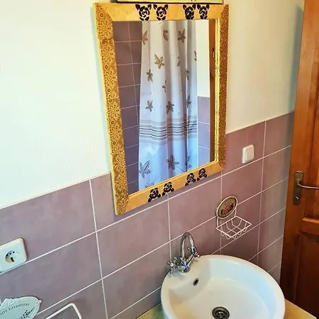 Vintage Stone House Eldo With Jacuzzi, In Podaspilje, Casa de Férias Omiš