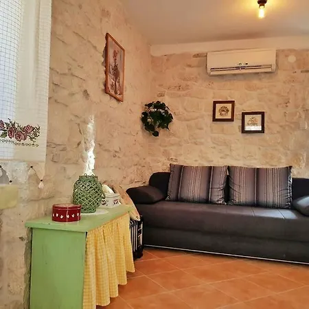 Vintage Stone House Eldo With Jacuzzi, In Podaspilje,