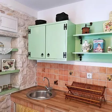 Casa de Férias Vintage Stone House Eldo With Jacuzzi, In Podaspilje,