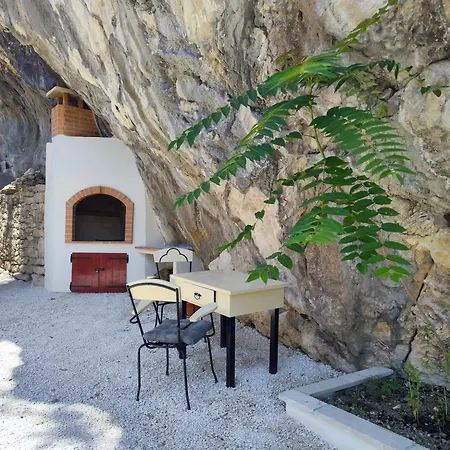 別荘 Vintage Stone House Eldo With Jacuzzi, In Podaspilje,