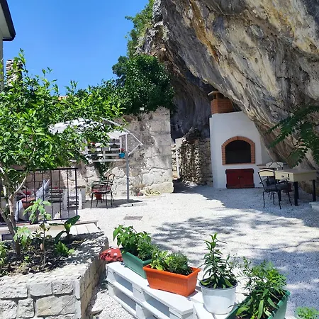 Vintage Stone House Eldo With Jacuzzi, In Podaspilje, 別荘