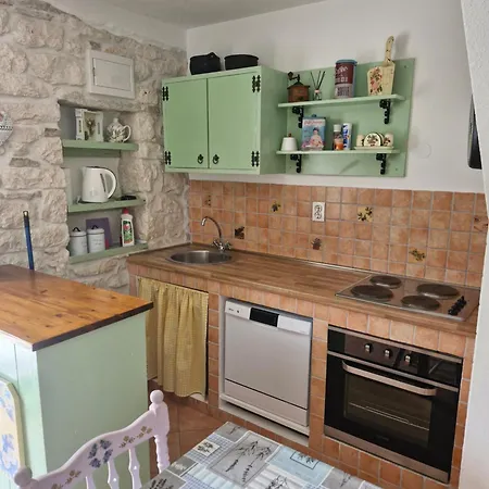 Vintage Stone House Eldo With Jacuzzi, In Podaspilje,