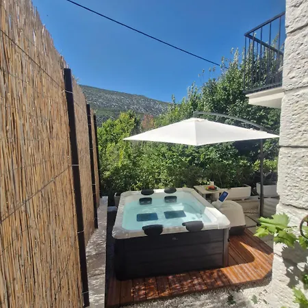 Будинок відпочинку Vintage Stone House Eldo With Jacuzzi, In Podaspilje, *