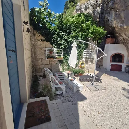 Vintage Stone House Eldo With Jacuzzi, In Podaspilje,