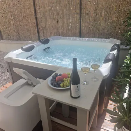 בית נופש Vintage Stone House Eldo With Jacuzzi, In Podaspilje, אומיס